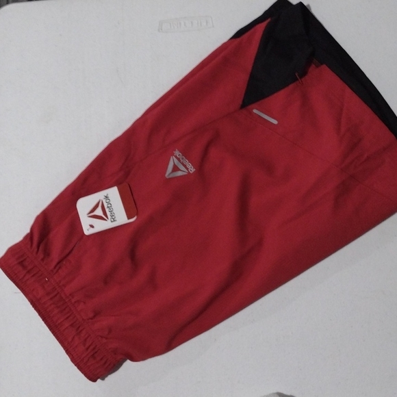 **NWT** Reebok Red Shorts Men's Large - Picture 2 of 4